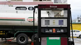 Despachadora de gasolina en Cuba.