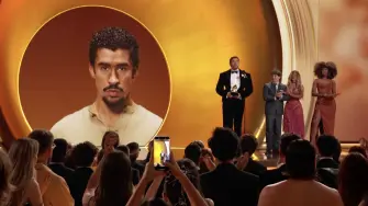 El reguetonero puertorriqueño Bad Bunny se bañó de gloria el domingo en Los Ángeles al conquistar un histórico Grammy al álbum del año para "DeBÍ TiRAR MáS FOToS", el primer trabajo totalmente en español en obtener el galardón.

Para más información del tema, visita:

Twitter: https://twitter.com/eleconomista   
Sitio web: https://www.eleconomista.com.mx/   
Facebook: https://www.facebook.com/ElEconomista.mx   
 
#ElEconomista  #EETV