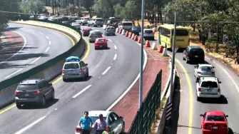 Pobladores y transportistas bloquearon la Autopista del Sol a la altura de Tierra Colorada para exigir el retiro de policías comunitarios de la UPOEG y el CIPOG. 

Para más información del tema, visita:https://www.eleconomista.com.mx/estados/bloqueo-autopista-sol-frena-regreso-turistas-exigen-retiro-autodefensas-guerrero-20260202-797999.html

Twitter: https://twitter.com/eleconomista   
Sitio web: https://www.eleconomista.com.mx/   
Facebook: https://www.facebook.com/ElEconomista.mx   
 
#ElEconomista  #EETV