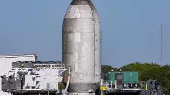 Un carenado de carga útil del Falcon 9 de SpaceX se transporta en un remolque de plataforma el día en que Artemis II se prepara para su lanzamiento en el Centro Espacial Kennedy en Cabo Cañaveral, Florida, el 16 de enero de 2026.