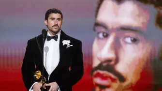 La portavoz de la Casa Blanca, Karoline Leavitt, criticó que "los famosos de Hollywood" no dijeran nada cuando la administración anterior de Joe Biden "permitió la invasión de la frontera" con México.

Para más información del tema, visita: https://www.eleconomista.com.mx/arteseideas/casa-blanca-arremete-bad-bunny-tacha-ironico-discurso-cantante-grammy-20260203-798234.html

¡Síguenos en nuestras redes sociales para mantenerte informado!

Twitter: https://twitter.com/eleconomista 
Facebook: https://www.facebook.com/ElEconomista.mx
Instagram: https://www.instagram.com/eleconomistamx
LinkedIn: https://www.linkedin.com/company/el-economista/

#ElEconomista #EETV