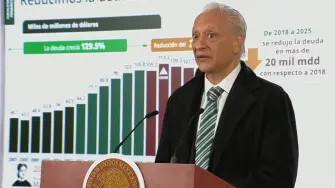 El gobierno federal presentó un balance de resultados de la empresa productiva del Estado en 2025 y las líneas estratégicas hacia 2035, con énfasis en fortalecimiento financiero, recuperación operativa, autosuficiencia energética y una transición energética soberana.

Para más información del tema, visita: https://www.eleconomista.com.mx/empresas/pemex-reduce-deuda-eleva-produccion-apuesta-transicion-energetica-ordenada-20260204-798337.html

¡Síguenos en nuestras redes sociales para mantenerte informado!

Twitter: https://twitter.com/eleconomista 
Facebook: https://www.facebook.com/ElEconomista.mx
Instagram: https://www.instagram.com/eleconomistamx
LinkedIn: https://www.linkedin.com/company/el-economista/

#ElEconomista #EETV