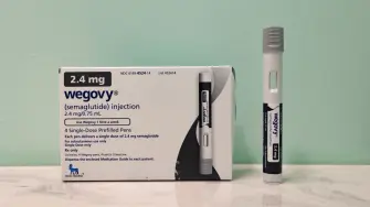 La empresa ‍de telesalud en línea Hims and Hers Health comenzó este jueves a ofrecer una versión compuesta mucho más barata de la nueva píldora para adelgazar Wegovy ‍de Novo Nordisk.

Para más información del tema, visita: https://www.eleconomista.com.mx/mercados/hims-lanza-version-generica-pastilla-adelgazar-wegovy-tumba-acciones-novo-lilly-20260205-798549.html

¡Síguenos en nuestras redes sociales para mantenerte informado!

Twitter: https://twitter.com/eleconomista 
Facebook: https://www.facebook.com/ElEconomista.mx
Instagram: https://www.instagram.com/eleconomistamx
LinkedIn: https://www.linkedin.com/company/el-economista/

#ElEconomista #EETV