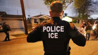 Las persecuciones de las autoridades migratorias estadounidenses, ICE, han forzado deportaciones y el retorno voluntario de unos 146,000 mexicanos y otros miles de personas que regresan a lugares donde ya no tienen vínculos. El desarraigo conlleva además problemas de salud mental, que no están siendo abordados.

¡Síguenos en nuestras redes sociales para mantenerte informado!

Twitter: https://twitter.com/eleconomista 
Facebook: https://www.facebook.com/ElEconomista.mx
Instagram: https://www.instagram.com/eleconomistamx
LinkedIn: https://www.linkedin.com/company/el-economista/

#ElEconomista #ICE #Migrantes