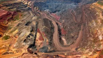 China controla las mayores reservas y el 61 % de la producción mundial de tierras raras. Por ello, EU quiere invertir miles de millones para reducir su dependencia.

¡Síguenos en nuestras redes sociales para mantenerte informado!

Twitter: https://twitter.com/eleconomista 
Facebook: https://www.facebook.com/ElEconomista.mx
Instagram: https://www.instagram.com/eleconomistamx
LinkedIn: https://www.linkedin.com/company/el-economista/

#ElEconomista #China #EstadosUnidos