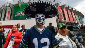 El llamado se da en un contexto de mayor tensión migratoria en Estados Unidos y señalamientos de organizaciones civiles sobre operativos de ICE y afectaciones a comunidades migrantes, por lo que se enfatiza la prevención como clave para una asistencia segura.

Para más información del tema, visita: https://www.eleconomista.com.mx/politica/super-bowl-2026-sre-lanza-recomendaciones-mexicanos-asistentes-medio-tension-migratoria-20260207-798875.html 

¡Síguenos en nuestras redes sociales para mantenerte informado!

Twitter: https://twitter.com/eleconomista 
Facebook: https://www.facebook.com/ElEconomista.mx
Instagram: https://www.instagram.com/eleconomistamx
LinkedIn: https://www.linkedin.com/company/el-economista/

#ElEconomista #SuperBowl