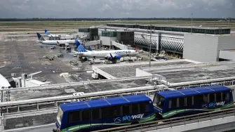 Estados Unidos anunció este miércoles que había interceptado y neutralizado drones de los cárteles mexicanos, horas después de haber cerrado brevemente el aeropuerto de la ciudad fronteriza de El Paso, Texas.

Para más información del tema, visita: https://www.eleconomista.com.mx/internacionales/cierre-espacio-aereo-paso-drones-carteles-sheinbaum-dice-informacion-20260211-799403.html

¡Síguenos en nuestras redes sociales para mantenerte informado!

Twitter: https://twitter.com/eleconomista 
Facebook: https://www.facebook.com/ElEconomista.mx
Instagram: https://www.instagram.com/eleconomistamx
LinkedIn: https://www.linkedin.com/company/el-economista/

#ElEconomista #EETV #Drones #ElPaso  #Narcotráfico #Cárteles