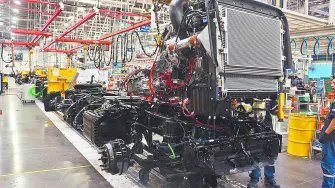 La industria automotriz de vehículos pesados en México enfrenta un panorama “extremo negativo”, luego de que en enero pasado se desplomó la producción, exportación y ventas de camiones a cifras del 50 por ciento.

Para más información del tema, visita: https://www.eleconomista.com.mx/empresas/industria-camiones-mexico-choca-aranceles-trump-enero-20260211-799425.html

Twitter: https://twitter.com/eleconomista 
Sitio web: https://www.eleconomista.com.mx/ 
Facebook: https://www.facebook.com/ElEconomista.mx 
Instagram: https://www.instagram.com/eleconomistamx

#ElEconomista #EETV #Empresas