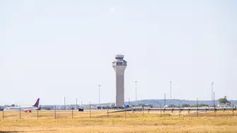 El Gobierno de Estados Unidos permitió el ‌miércoles la reanudación de los vuelos hacia y desde la ciudad fronteriza de El Paso, ⁠en Texas, tras prohibir abruptamente todo tráfico aéreo ⁠debido a lo que, según autoridades, fue una incursión de drones por parte de un ‌cártel de la droga mexicano.

Para más información del tema, visita: https://www.eleconomista.com.mx/internacionales/estrellan-versiones-cierre-espacio-aereo-paso-drones-narco-falta-comunicacion-20260211-799436.html

Twitter: https://twitter.com/eleconomista 
Sitio web: https://www.eleconomista.com.mx/ 
Facebook: https://www.facebook.com/ElEconomista.mx 
Instagram: https://www.instagram.com/eleconomistamx

#ElEconomista #EETV