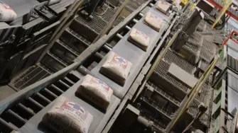 Autoridades ejecutaron una orden judicial para restituir la planta de Cruz Azul en Tula tras años de disputa legal; la cooperativa llama a la paz social.