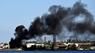 Columnas de humo negro se elevan desde un incendio en la refinería de petróleo Nico Lopes en La Habana.