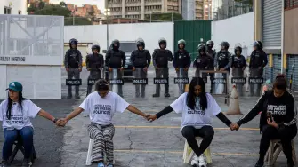 Una decena de familiares de presos políticos inició el sábado una huelga de hambre en Caracas para presionar por más excarcelaciones, tras el aplazamiento hace dos días de la aprobación de una histórica ley de amnistía.

¡Síguenos en nuestras redes sociales para mantenerte informado!

Twitter: https://twitter.com/eleconomista 
Facebook: https://www.facebook.com/ElEconomista.mx
Instagram: https://www.instagram.com/eleconomistamx
LinkedIn: https://www.linkedin.com/company/el-economista/

#ElEconomista #EETV #Venezuela