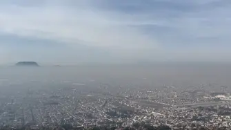 Panorámica de un amanecer contaminado en la zona oriente de la CDMX.