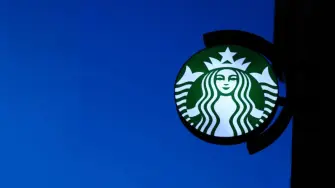 Starbucks está evaluando adherirse al Programa Hecho en México, una iniciativa que promueve la Secretaría de Economía que busca fortalecer el mercado interno, fomentar el consumo de productos nacionales y reducir la dependencia de importaciones.

Para más información del tema, visita: https://www.eleconomista.com.mx/empresas/starbucks-analiza-sumarse-hecho-mexico-98-cafe-sirve-pais-nacional-20260217-800272.html

¡Síguenos en nuestras redes sociales para mantenerte informado!

Twitter: https://twitter.com/eleconomista 
Facebook: https://www.facebook.com/ElEconomista.mx
Instagram: https://www.instagram.com/eleconomistamx
LinkedIn: https://www.linkedin.com/company/el-economista/

#ElEconomista #EETV