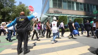 El ejercicio sísmico activó altavoces, celulares y protocolos de emergencia en la capital y el Estado de México; autoridades prevén ajustes en alertas y nuevos simulacros este año.

Para más información del tema, visita: https://www.eleconomista.com.mx/politica/simulacro-sismo-2026-asi-activo-alerta-cdmx-edomex-cambios-hubo-sistema-20260218-800440.html

¡Síguenos en nuestras redes sociales para mantenerte informado!

Twitter: https://twitter.com/eleconomista 
Facebook: https://www.facebook.com/ElEconomista.mx
Instagram: https://www.instagram.com/eleconomistamx
LinkedIn: https://www.linkedin.com/company/el-economista/

#ElEconomista #Simulacro #SismoCDMX