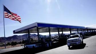 El Gobierno del presidente de Donald Trump derogará una norma que incentiva a las automotrices a producir vehículos eléctricos para cumplir con los ‌requisitos de economía de combustible.

Para más información del tema, visita: https://www.eleconomista.com.mx/empresas/trump-deroga-norma-incentiva-produccion-autos-electricos-ahorro-combustible-20260218-800455.html

¡Síguenos en nuestras redes sociales para mantenerte informado!

Twitter: https://twitter.com/eleconomista 
Facebook: https://www.facebook.com/ElEconomista.mx
Instagram: https://www.instagram.com/eleconomistamx
LinkedIn: https://www.linkedin.com/company/el-economista/

#ElEconomista #Trump #AutosEléctricos