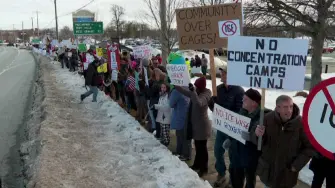 Los residentes de un suburbio conservador en Nueva Jersey estallaron en protesta contra los planes de convertir un enorme almacén en un centro de detención de inmigrantes, una medida que es parte de la campaña de deportaciones masivas del gobierno estadounidense de Donald Trump.

¡Síguenos en nuestras redes sociales para mantenerte informado!

Twitter: https://twitter.com/eleconomista 
Facebook: https://www.facebook.com/ElEconomista.mx
Instagram: https://www.instagram.com/eleconomistamx
LinkedIn: https://www.linkedin.com/company/el-economista/

#ElEconomista #EU #Trump