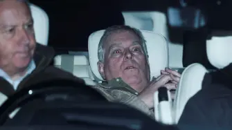 El expríncipe Andrés de Reino Unido salió de la comisaría, tras ser detenido por la policía británica este jueves por sospechas "de mala conducta en el ejercicio de un cargo público" en relación con el caso Epstein.

Para más información del tema, visita: https://www.eleconomista.com.mx/internacionales/exprincipe-andres-sale-comisaria-detencion-caso-epstein-20260219-800689.html

¡Síguenos en nuestras redes sociales para mantenerte informado!

Twitter: https://twitter.com/eleconomista 
Facebook: https://www.facebook.com/ElEconomista.mx
Instagram: https://www.instagram.com/eleconomistamx
LinkedIn: https://www.linkedin.com/company/el-economista/

#ElEconomista #PríncipeAndrew