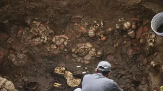 This handout picture released by Panamas Ministry of Culture shows an archaeologist working inside a pre-Hispanic tomb approximately 1,200 years old, discovered at the El Cano Archaeological Park in Cocle, Panama, on February 20, 2026. The tomb contained the remains of a high-ranking lord of the Cocle culture, along with abundant gold and ceramic grave goods. (Photo by Handout / Panama / AFP) / RESTRICTED TO EDITORIAL USE - MANDATORY CREDIT "AFP PHOTO /  PANAMAS MINISTRY OF CULTURE" - HANDOUT - NO MARKETING NO ADVERTISING CAMPAIGNS - DISTRIBUTED AS A SERVICE TO CLIENTS