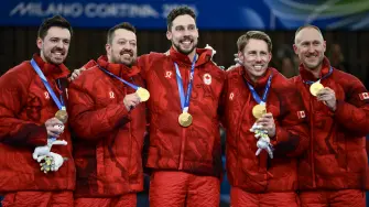 Los campeones olímpicos del curling masculino.