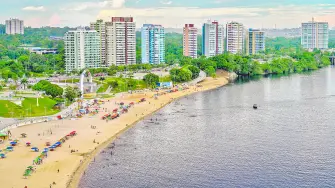 Manaos es la gran puerta urbana de la Amazonia brasileña: desde aquí parten rutas a ríos, reservas y comunidades que revelan la escala del bosque tropical