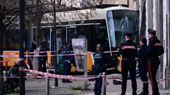 Italian police officers stand at the site of a tram derailment in Milan on February 27, 2026. A tram derailed and smashed into a building in Milan on February 27, 2026, killing one person and injuring around 20 others, the police told AFP. (Photo by Piero CRUCIATTI / AFP)