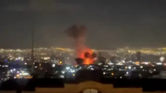 Bola de fuego tras los reportes de impactos cerca de la sede de la Radiodifusión de la República Islámica de Irán en Teherán.