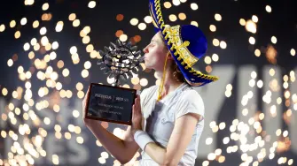 La española Cristina Bucsa celebra con el trofeo tras ganar su último partido contra la polaca Magdalena Frech, en el Abierto de Mérida - Yucatán.