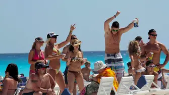 La Embajada de Estados Unidos en México advirtió a estudiantes y viajeros sobre riesgos de violencia, drogas, fraudes y emergencias médicas durante el Spring Break 2026 en destinos como Cancún y la Riviera Maya.