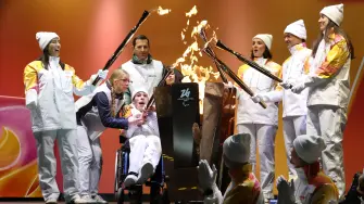 Portadores de la antorcha antes de los Juegos Paralímpicos de Invierno de Milán Cortina 2026.
