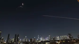 El perímetro de la guerra emprendida por Estados Unidos e Israel contra Irán se ensanchó considerablemente en las últimas horas, al extenderse de Chipre a las aguas de Sri Lanka pasando por Turquía y Azerbaiyán, lo que obliga a muchos países a plantearse su postura ante el conflicto.

Para más información del tema, visita: https://www.eleconomista.com.mx/internacionales/sri-lanka-chipre-turquia-azerbaiyan-guerra-extiende-oriente-medio-20260305-802840.html

¡Síguenos en nuestras redes sociales para mantenerte informado!

Twitter: https://twitter.com/eleconomista 
Facebook: https://www.facebook.com/ElEconomista.mx
Instagram: https://www.instagram.com/eleconomistamx
LinkedIn: https://www.linkedin.com/company/el-economista/

#ElEconomista #EETV