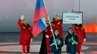 Miembros de la delegación rusa durante la ceremonia de apertura de los Juegos Paralímpicos de Invierno Milano Cortina 2026.