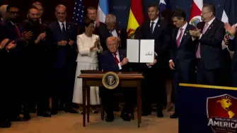 El presidente estadounidense, Donald Trump, anunció este sábado la creación de una alianza de 17 países americanos para “destruir” a los cárteles de narcotraficantes del continente, durante una cumbre celebrada en su club de golf en Doral (Florida) con una docena de mandatarios afines.

¡Síguenos en nuestras redes sociales para mantenerte informado!

Twitter: https://twitter.com/eleconomista 
Facebook: https://www.facebook.com/ElEconomista.mx
Instagram: https://www.instagram.com/eleconomistamx
LinkedIn: https://www.linkedin.com/company/el-economista/

#ElEconomista #Trump