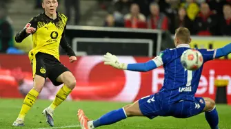 El delantero alemán del Dortmund, Maximilian Beier, marca el gol del 0-2.