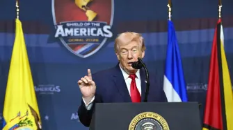 Trump aseguró que, aunque se considera bueno con los idiomas, no dedicará tiempo a estudiarlo debido a sus responsabilidades como presidente.

Para más información del tema, visita: https://www.eleconomista.com.mx/internacionales/aprender-maldito-idioma-trump-genera-polemica-frase-reunion-lideres-america-20260307-803169.html

¡Síguenos en nuestras redes sociales para mantenerte informado!

Twitter: https://twitter.com/eleconomista 
Facebook: https://www.facebook.com/ElEconomista.mx
Instagram: https://www.instagram.com/eleconomistamx
LinkedIn: https://www.linkedin.com/company/el-economista/

#ElEconomista #Trump