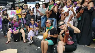 Música, canto, poesía y protesta acompañaron la marcha.