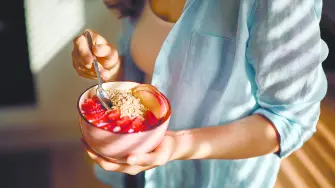 Empezar el día con alimentos que contengan carbohidratos complejos, como la avena, permite una liberación de energía de forma gradual