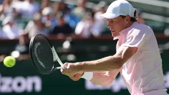 INDIAN WELLS, CALIFORNIA - MARCH 12: Jannik Sinner of Italy plays a backhand against Learner Tien of the United States in their quarterfinal match of the BNP Paribas Open at Indian Wells Tennis Garden on March 12, 2026 in Indian Wells, California.   Clive Brunskill/Getty Images/AFP (Photo by CLIVE BRUNSKILL / GETTY IMAGES NORTH AMERICA / Getty Images via AFP)