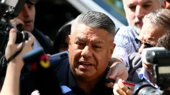 El titular de la Asociación del Fútbol Argentina (AFA), Claudio 'Chiqui' Tapia, compareció este jueves ante el tribunal que lo investiga por supuesta evasión fiscal junto a otros cuatro dirigentes de la institución.

¡Síguenos en nuestras redes sociales para mantenerte informado!

Twitter: https://twitter.com/eleconomista 
Facebook: https://www.facebook.com/ElEconomista.mx
Instagram: https://www.instagram.com/eleconomistamx
LinkedIn: https://www.linkedin.com/company/el-economista/

#ElEconomista #EETV