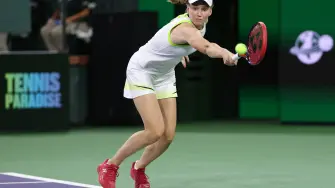 INDIAN WELLS, CALIFORNIA - MARCH 13: Elena Rybakina of Kazakhstan returns against Elina Svitolina of Ukraine during their Women's Singles Semifinals match on Day 10 of the BNP Paribas Open at Indian Wells Tennis Garden on March 13, 2026 in Indian Wells, California.   Clive Brunskill/Getty Images/AFP (Photo by CLIVE BRUNSKILL / GETTY IMAGES NORTH AMERICA / Getty Images via AFP)