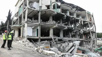Una fotografía muestra un centro de salud destruido tras un ataque israelí en la ciudad libanesa de Burj Qalawiya.