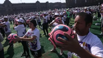 Con 9,500 participantes en la Plaza de la Constitución, la capital superó la marca mundial previa y envió un mensaje de unidad rumbo al Mundial de Futbol 2026.

Para más información del tema, visita: https://www.eleconomista.com.mx/politica/cdmx-rompe-record-guinness-clase-futbol-grande-mundo-zocalo-fotos-20260315-804309.html

¡Síguenos en nuestras redes sociales para mantenerte informado!

Twitter: https://twitter.com/eleconomista 
Facebook: https://www.facebook.com/ElEconomista.mx
Instagram: https://www.instagram.com/eleconomistamx
LinkedIn: https://www.linkedin.com/company/el-economista/

#ElEconomista #Zócalo #CDMX