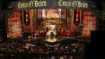 osh Groban y el presentador Conan O'Brien actúan durante la ceremonia de los Premios Óscar en la 98.ª edición
