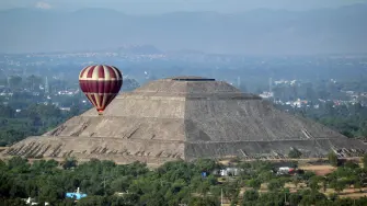 Globo aerostático sobrevolando Teotihuacan.