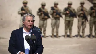 El presidente de Chile, José Antonio Kast, habla junto a un grupo de soldados cerca del puesto fronterizo de Chacalluta, en la frontera entre Chile y Perú.