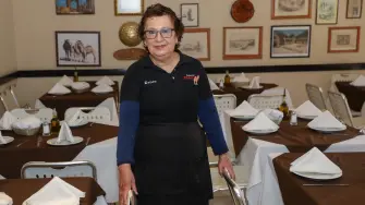 LA MEJOR MESERA DEL AÑO DEL RESTAURANTE EHDEN . FOTO : HUGO SALAZAR / EL ECONOMISTA .