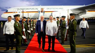 El canciller Juan Ramón de la Fuente recibió al presidente alemán, Frank-Walter Steinmeier, en el Aeropuerto Internacional de Quintana Roo.