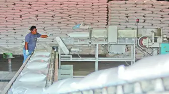 El ingreso ilegal se concentra principalmente a través de la frontera por Ciudad Hidalgo, Chiapas, afectando la estabilidad de los precios domésticos.

¡Síguenos en nuestras redes sociales para mantenerte informado!