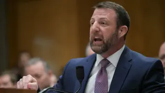 El senado de Estados Unidos confirmó la nominación de Markwayne Mullin como nuevo secretario del Departamento de Seguridad Nacional, que está bajo un cierre parcial mientras busca aplicar la ofensiva migratoria del presidente Donald Trump.

¡Síguenos en nuestras redes sociales para mantenerte informado!