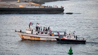 El primer barco de una flotilla que transporta suministros médicos, alimentos y paneles solares llegó a Cuba el martes para ayudar a la isla mientras un bloqueo de combustible impuesto por Estados Unidos agrava su crisis energética. 

¡Síguenos en nuestras redes sociales para mantenerte informado!